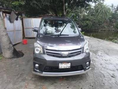 Toyota Noah 2.0 158hp FWD (8 Seater) 2010 Gray